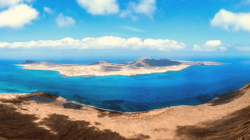 Le Mirador El Rio reliant l'île de Lanzarote au détroit El Rio et à l'archipel de Chinijo