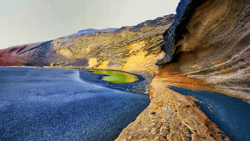 Un lac naturel à l'eau verte et au sable noir à Lanzarote: Charco de los Clicos