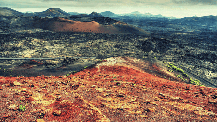 Vue désertique aux couleurs rougeâtres sur l'île de Lanzarote