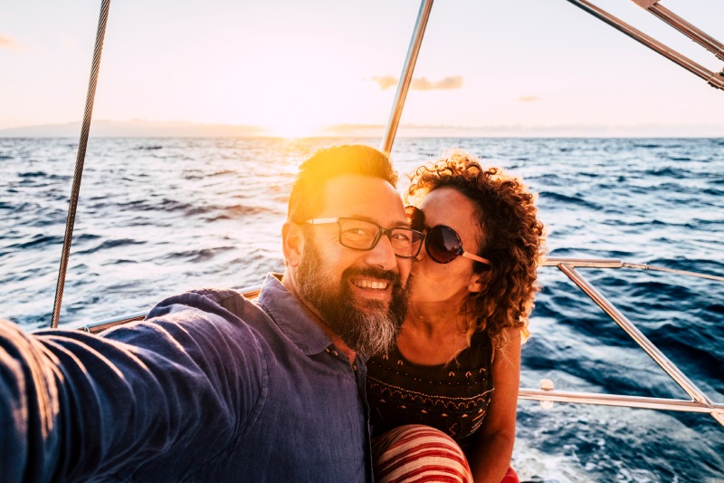 Pareja disfrutando de una excursión en barco en Tenerife