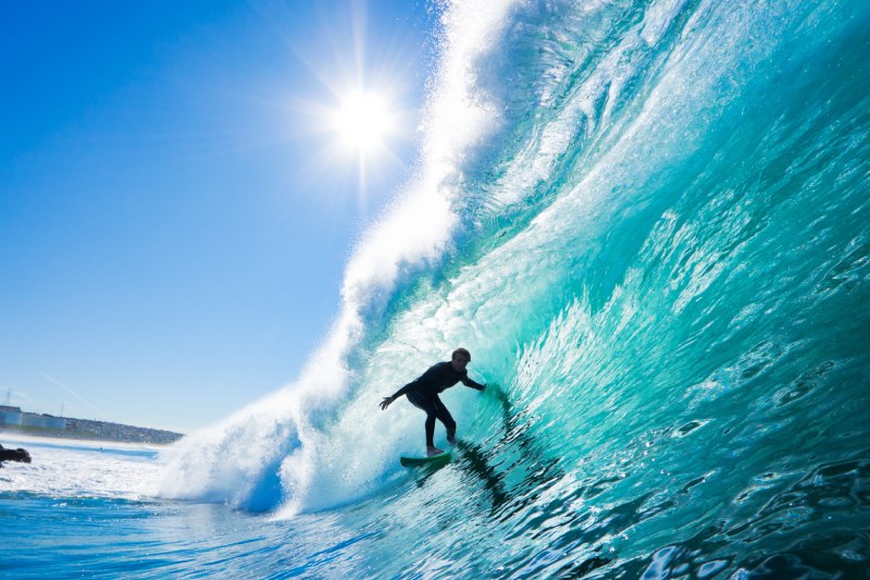 Surfeando un tubo en las aguas de Canarias
