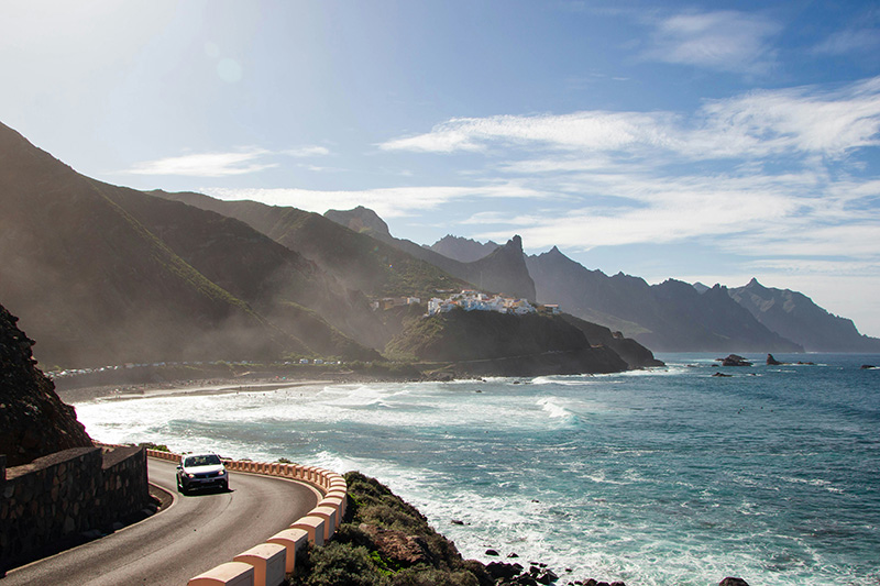 Carretera bordeando la costa en el Parque Rural de Anaga, en Tenerife.  