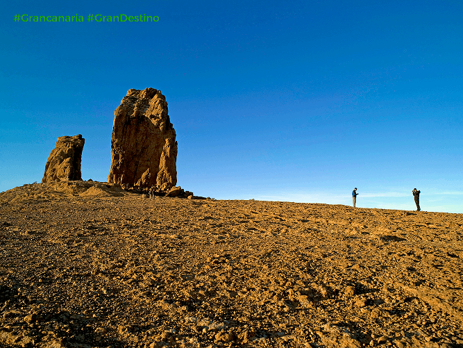le Roque Nublo de Gran Canaria dans un environnement désertique et offrant diverses vues