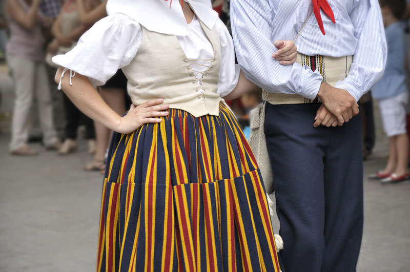 Hombre y mujer vestidos con la vestimenta tradicional canaria